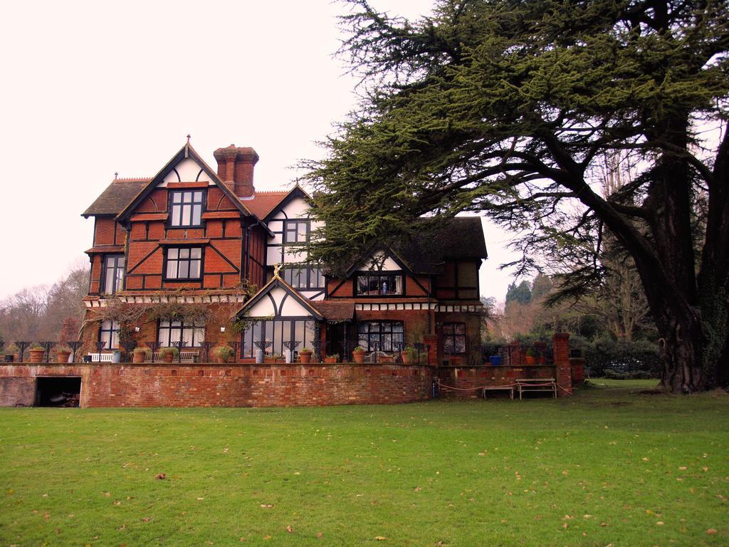 ゴダルマイニング Hambledon House Bed & Breakfast エクステリア 写真